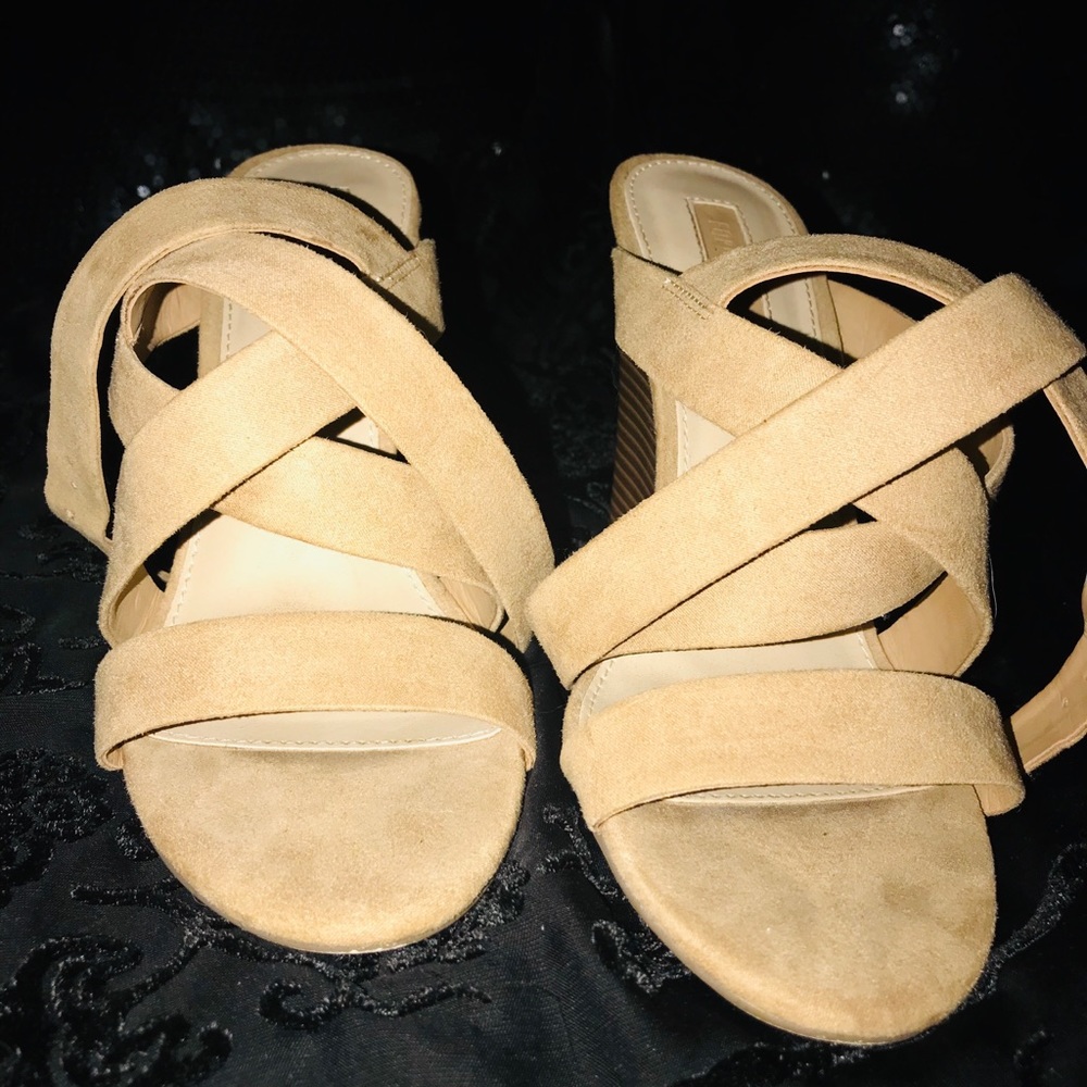 Forever 31 tan suede wedges🔴